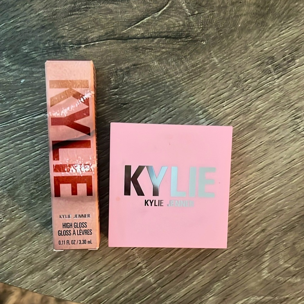 Kylie Jenner High Gloss and highlighter Set